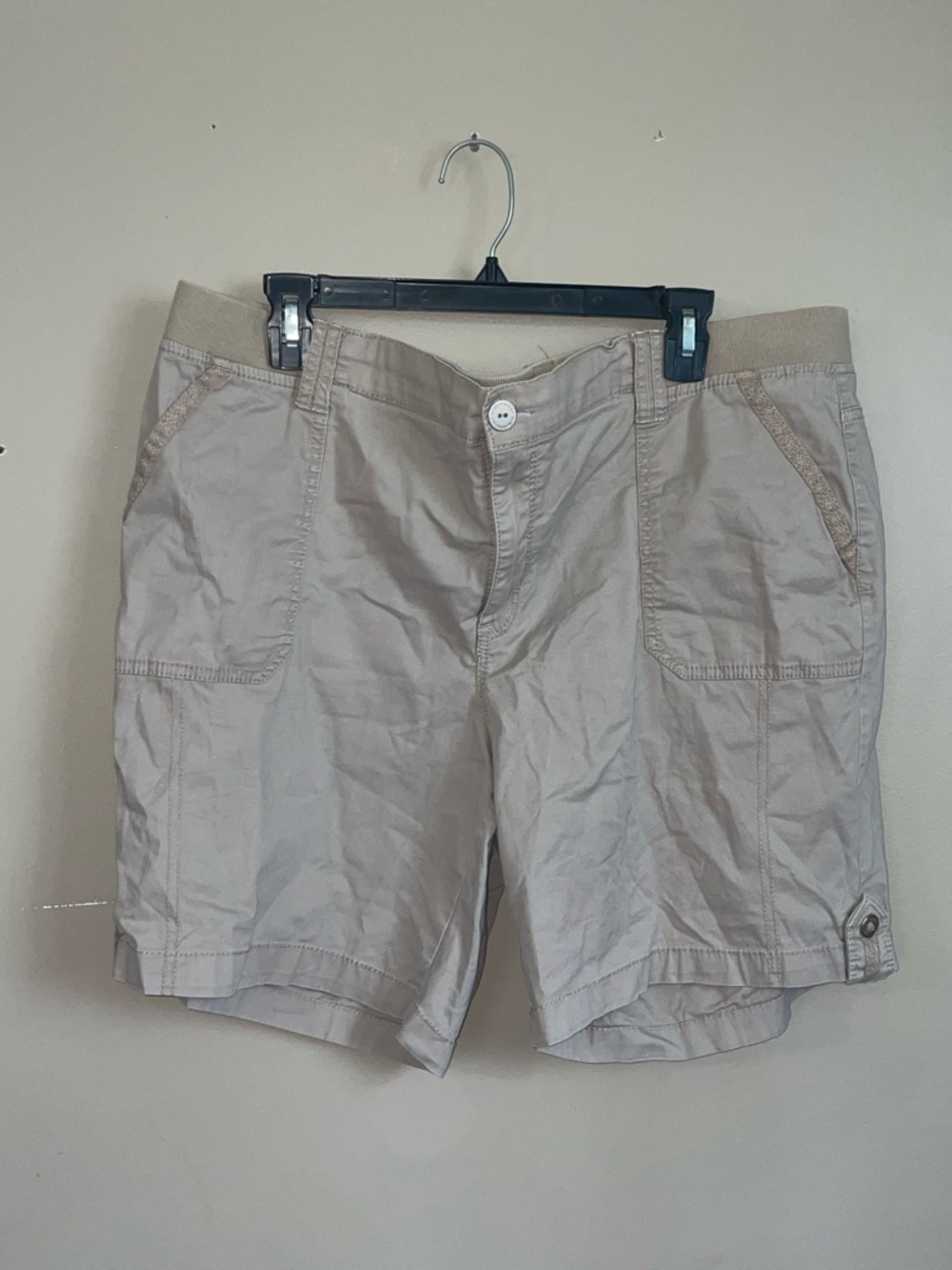 Gloria Vanderbilt Women’s khaki casual shorts size 16W